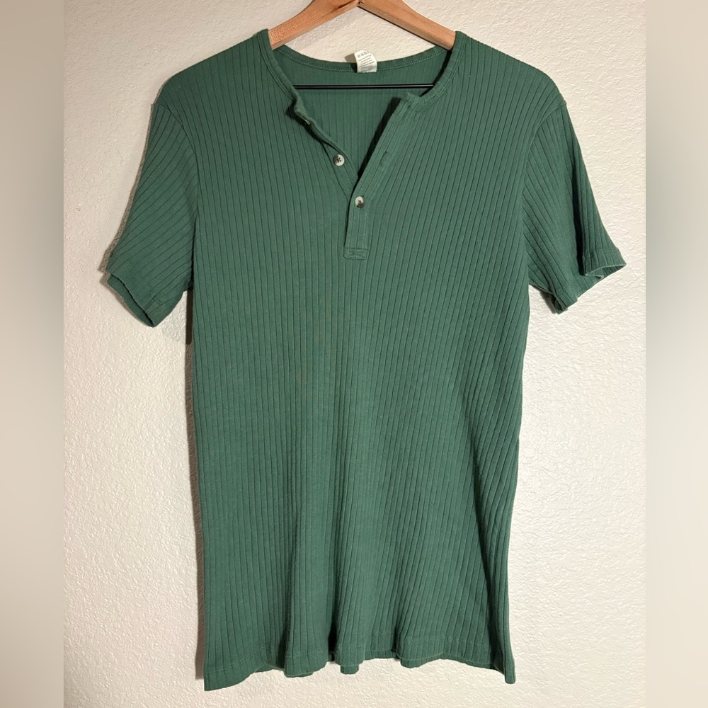 Kate Quinn Men's M Green Ribbed Short-Sleeve Henley Shirt